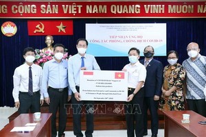 本市印尼商會和印尼人共同體代表象徵性向市越南祖國陣線委員會轉交捐贈的款項和必需品。（圖源：越通社）