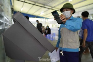 從昨(29)日起，廣寧省廣安市政府在白藤橋收費站新冠肺炎檢疫站試運行自動檢查站系統。（圖源：前鋒報）