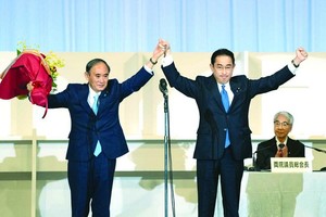 岸田文雄（右）在當選自民黨總裁後接受日本首相菅義偉的祝賀。（圖源：互聯網）
