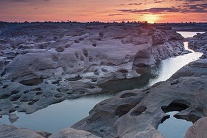 “三千灘”（Sam Phan Bok)，亦有“泰國大峽谷”之美景