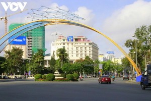 從9月30日中午12時起，芹苴市按政府總理第15號《指示》實施社交隔離措施。圖為芹苴市中心一景。（圖源：VOV）