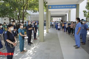 10月2日，峴港市C醫院為50名醫護人員啟程馳援胡志明市抗疫工作舉行歡送儀式。（圖源：祖國報）