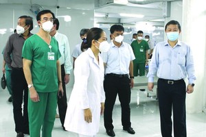 市、郡領導參觀第五郡收治新冠肺炎 患者醫院。