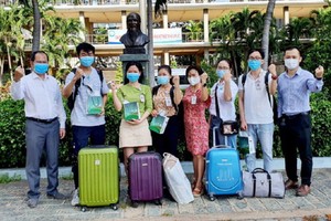 張文達（右）歡送年輕醫生們到芹耶縣醫院參加防疫工作。