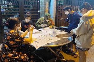 富潤郡幹部為民眾支付輔助。（圖源：富潤郡人委會）