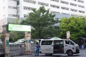 一輛救護車停在越德友誼醫院大門前就緒。（圖源：秋莊）