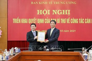 中央經濟部長陳俊英（右）向阮維興同志頒授委任《決定》。（圖源：越通社）