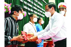 市人委會主席潘文邁向抗疫表現出色個人頒發紀念章。（圖源：越勇）