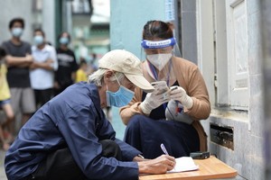 9月30日下午，第三郡第十二坊已及時向失業遇困勞工派發第三次紓困金。