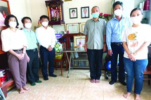 第五郡郡委書記阮孟強(左三)向已故華人革命有功者何增上香默哀悼念。