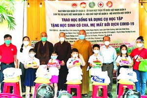 本市、第八郡部門領導及各寺院代表、熱心人士向不幸學生頒發助學金。