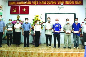 市、郡領導向第五郡感染新冠肺炎病毒的貧困少數民族同胞贈送資助金。