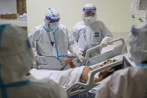 一線醫護人員致力為重症新冠患者集中救治。（圖源: 越通社）