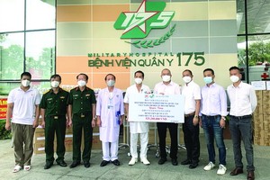 越南中商會本市分會向175軍醫院捐贈抗疫用品。