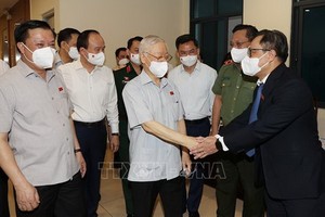 黨中央總書記阮富仲與選民交談。（圖源：越通社）