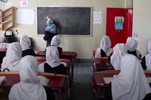 阿富汗巴爾赫省中小學面向女生恢復授課。 （圖源：視頻截圖）
