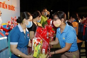 圖為2021辛丑春節前，第五郡勞動聯團代表向貧困勞工贈送春節禮物。（圖源：越通社）