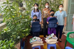 第十郡婦聯會向當地清貧學生贈送學習工具及必需品。（圖源：第十郡婦聯會）