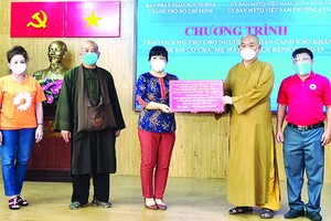 阮清月副主席接受釋慧功法師轉贈物資。