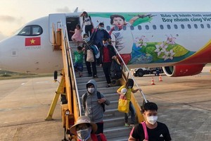 乘客下機。（示意圖源：互聯網）