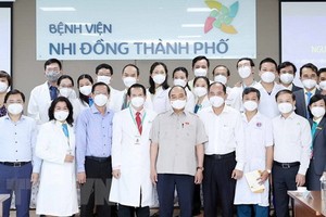 國家主席阮春福與兒童醫院醫生合影。（圖源：越通社）
