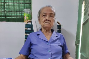 黃麗雲大娘正準備出門打工。