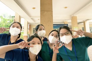 阮氏玉梅（右二）見證多彩多姿的生活之後，在認識與思想已成長了不少。