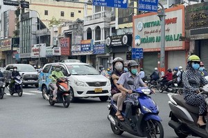 市交通運輸廳向市人委會呈遞本市與毗鄰4省的交通方案。