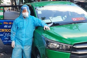 一名急救計程車司機站在車旁留影。（圖源：VTV）