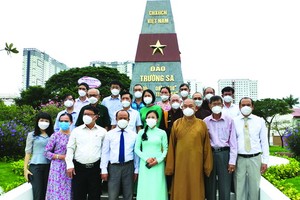 本市、第八郡多個部門領導在標誌碑合影留念。