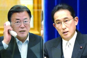 韓總統文在寅（左）與日本新任首相岸田文雄通話。（圖源：互聯網）