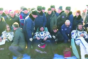 航天員和兩名電影工作者返回地球。（圖源：互聯網） 