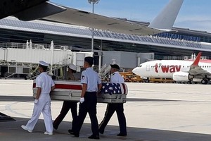 圖為2018年，在峴港機場舉行的美軍骸骨移交儀式。（圖源：外交部）