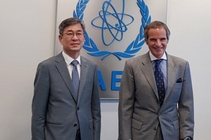 韓國外交部多邊外交協調官咸相旭（左）和國際原子能機構總幹事拉斐爾·格羅西合照。（圖源：韓國外交部） 