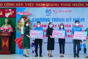 本市企業向貧困青年頒發獎助學金。