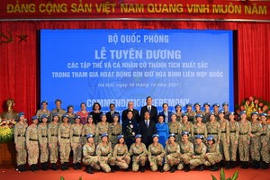 國家主席阮春福和與會外交代表同越南維和隊員們合影留念。（圖源：富山） 