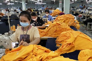 成功紡織品成衣廠的勞工實施“三就地”方案。