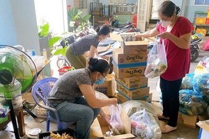 婦女會成員準備派送給遇困民眾的援助品。