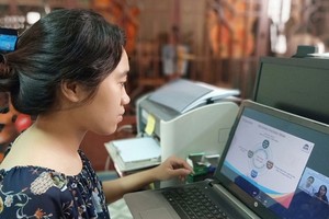 守德市一名小學教師正在線上授課。