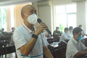 第七郡選民陳孟勇向本市國會代表團提問。