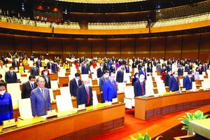 與會代表為悼念新冠逝者默哀一分鐘。（圖源：越通社） 