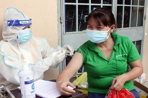 一名女工接受新冠疫苗注射。（圖源：同奈CDC） 