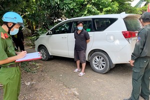 被抓獲的嫌犯陳清俊（中）。（圖源：警方提供）