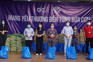 DCI工會基層代表向本市弱勢社群贈送民生袋和禮物。（圖源: 黃雪）