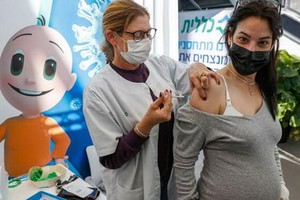 美國CDC：孕婦接種新冠疫苗不會增加流產或嬰兒先天缺陷風險。（圖片：AFP）