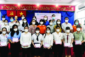 貧困生獲市婦聯會的助學金。