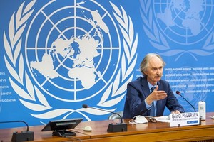 敘利亞憲法委員會小組第六輪會議10月17日開始時，聯合國秘書長敘利亞問題特使裴凱儒在記者會上向媒體介紹情況。（圖源：AP）