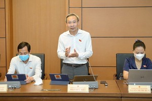 國會代表潘德孝在國會常務委員會會議上發表。