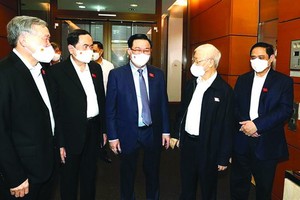 黨中央總書記阮富仲與各代表出席討論會。