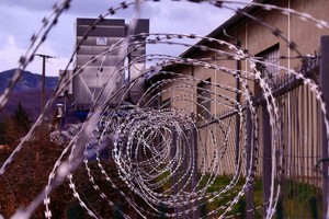 尼西南部奧約州一座監獄22日晚遭武裝份子襲擊，導致837名在押人員越獄。（示意圖源：互聯網）